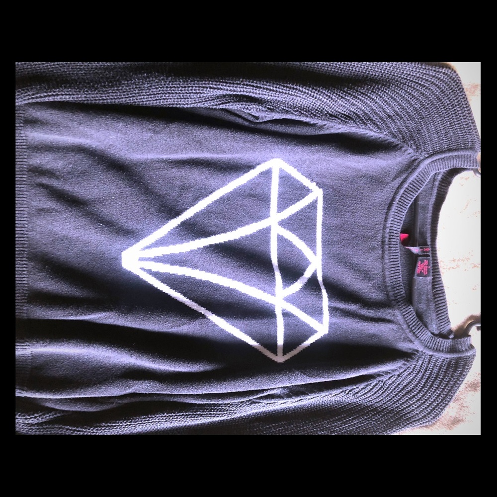 Black sweatshirt with white diamond.